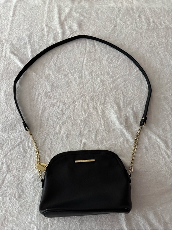 Steve Madden Handbags - Steve Madden Black Crossbody Bag With Gold  Chain Accents